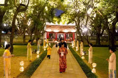 Le 1er janvier 2026, le Centre des activités culturelles et scientifiques du Temple de la Littérature – Van Mieu – Quoc Tu Giam a lancé le circuit nocturne expérimental « Âm sac Viet ». Photo :https://hanoimoi.vn/ 