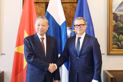 Le secrétaire général du Parti communiste du Vietnam, Tô Lâm (gauche) et le Premier ministre finlandais Petteri Orpo. Photo: VNA
