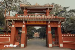 Le portail, à l’architecture ancienne, s’élève sur deux niveaux, dont l’étage supérieur en bois est couvert de tuiles vernissées jaunes. Sur la droite, le paravent orné du « Long Ma » (cheval-dragon), érigé la 8e année du règne de Thanh Thai, est toujours conservé. (Photo : Minh Hieu/Vietnam+)