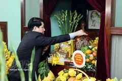 Le président Luong Cuong rend hommage au Président Ho Chi Minh à la Maison 67. Photo : VNA