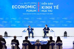 Le Premier ministre Pham Minh Chinh dialogue avec Stephan Mergenthaler, directeur général du Forum économique mondial (FEM), sur le thème « La science et la technologie façonnent le Vietnam à l’ère du développement ». (Photo : VNA)