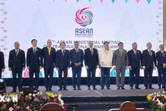 Le ministre de la Sécurité publique, Luong Tam Quang, a pris une photo souvenir avec le Premier ministre malaisien, Datuk Seri Anwar Ibrahim (au centre), et les délégués présents à la conférence. Photo : VNA