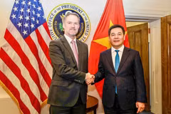 Le ministre de l’Industrie et du Commerce Nguyen Hong Dien (à droite) et le représentant américain au Commerce, Jamieson Greer, Photo: moit.gov.vn