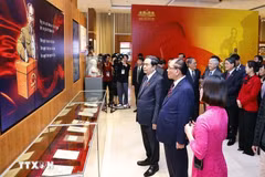 Le président de l'Assemblée nationale, Tran Thanh Man, l'ancien secrétaire général du Parti Nong Duc Manh, et des délégués visitent le musée de l'Assemblée nationale du Vietnam. Photo : VNA