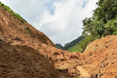 Un glissement de terrain dans le village de Ngoa, commune de Yen Phu, province de Tuyen Quang. Photo : VNA