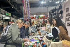 Les visiteurs au pavillon du Vietnam à la Foire internationale de l’artisanat Artigiano in Fiera. Photo : VNA