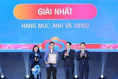 Le vice-Premier ministre Mai Van Chinh, le ministre des Sciences et des Technologies Nguyen Manh Hung et la présidente de l'Association vietnamienne des artistes photographes Tran Thi Thu Dong ont remis des médailles et des certificats commémoratifs aux lauréats du Premier prix. Photo : VNA