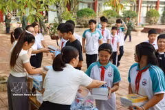 Le collège Trung Vuong, dans le quartier de Phan Dinh Phung, province de Thai Nguyen, a préparé des cahiers et des stylos destinés aux élèves manquant de fournitures scolaires en raison des inondations ayant touché leurs habitations, en octobre 2025. Photo: VNA