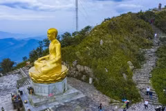 La statue de l'empereur Tran Nhan Tong, coulée en bronze massif, mesure 15 mètres de haut et pèse 138 tonnes. Elle se dresse au sommet du mont An Ky Sinh (Yen Tu, province de Quang Ninh), à 900 mètres d'altitude. Photo : VNA