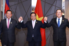 Le Premier ministre Pham Minh Chinh (centre) et ses homologues du Laos et du Cambodge. Photo: VNA