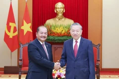 Le secrétaire général du Parti communiste du Vietnam (PCV), Tô Lâm (droite) et le vice-Premier ministre lao, Kikeo Khaykhamphithoune. Photo: VNA