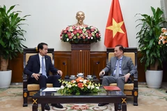 Lê Hoài Trung, secrétaire du Comité central du Parti et ministre par intérim des Affaires étrangères (droite) et l'ambassadeur de Chine au Vietnam, He Wei. Photo: VNA