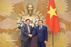 Le président de l’Assemblée nationale (AN) du Vietnam, Trân Thanh Mân (à droite) reçoit l’ambassadeur de Malaisie, Tan Yang Thai. Photo : VNA