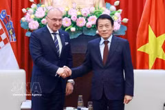 Le général Luong Tam Quang (droite), membre du Bureau politique et ministre de la Sécurité publique, a reçu le 19 mai à Hanoï, le ministre des Affaires étrangères et européennes de la République de Croatie, Gordan Grlić Radman, en visite officielle au Vietnam. Photo : VNA