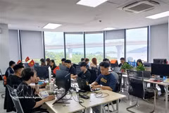 Des espaces de travail sont mis à la disposition des jeunes entreprises des secteurs des semi-conducteurs et de l'intelligence artificielle au sein de la zone dédiée aux technologies de l'information, le parc logiciel n° 2 de Da Nang. Photo : VNA