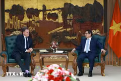 Le Premier ministre Pham Minh Chinh (droite) reçoit Philippe Tabarot, ministre chargé des Transports (relevant du ministère français de la Transition écologique et de la Cohésion des territoires). Photo : VNA