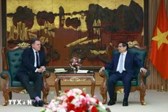 Le Premier ministre Pham Minh Chinh (droite) reçoit Philippe Tabarot, ministre chargé des Transports (relevant du ministère français de la Transition écologique et de la Cohésion des territoires). Photo : VNA