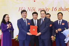 Le président de l'Assemblée nationale, Trân Thanh Mân, remet la décision de nomination du Comité exécutif, du Comité permanent, du secrétaire, du secrétaire adjoint et de la Commission d'inspection du Comité du Parti du Bureau de l'Assemblée nationale pour la 15e législature, 2025-2030. Photo : VNA
