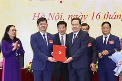 Le président de l'Assemblée nationale, Trân Thanh Mân, remet la décision de nomination du Comité exécutif, du Comité permanent, du secrétaire, du secrétaire adjoint et de la Commission d'inspection du Comité du Parti du Bureau de l'Assemblée nationale pour la 15e législature, 2025-2030. Photo : VNA