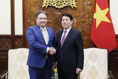 Le président de la République Luong Cuong (droite) et l’ambassadeur des États-Unis au Vietnam, Marc Knapper. Photo: VNA