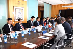 Rencontre entre le vice-Premier ministre vietnamien Nguyen Chi Dung et les dirigeants de l'Association industrielle Assolombarda. Photo : VNA