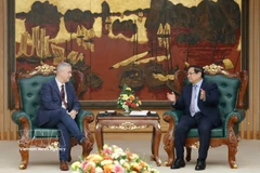 Le Premier ministre Pham Minh Chinh (droite) et l’ambassadeur de Belgique au Vietnam, Karl Van Den Bossche. Photo: VNA