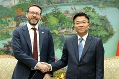Le vice-Premier ministre Lê Thanh Long (à droite) et l'ambassadeur britannique Iain Frew. Photo : VGP