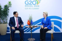 Le Premier ministre Pham Minh Chinh rencontre la présidente de la Commission européenne (CE), Ursula von der Leyen, lors du sommet du G20 en 2024 au Brésil. (Photo : VNA)