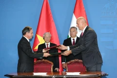 En 2018, le secrétaire général du Parti Nguyên Phu Trong et le Premier ministre hongrois Viktor Orbán assistent à la cérémonie de signature d’un mémorandum d’accord entre l’Association hongroise du secteur de l’eau et le Comité populaire de la province de Thanh Hoa concernant un projet d’approvisionnement en eau potable dans cette province. Photo: VNA