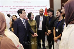 Le président vietnamien Luong Cuong et son épouse rencontrent des Vietnamiens résidant en Égypte. Photo: VNA