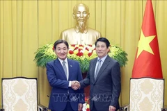 Le président Luong Cuong (droite) reçoit l'envoyé spécial du président sud-coréen, Park Chang Dal. Photo: VNA