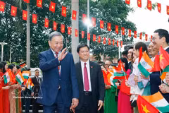 Le secrétaire général du Parti communiste du Vietnam et président de la République, To Lam, rencontre le personnel de l’ambassade et des représentants de la communauté vietnamienne en Inde. Photo: VNA