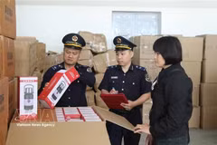 Des douaniers au poste frontière de Tan Thanh (province de Lang Son) inspectent la conception et le type de marchandises dans la zone d'inspection à l'importation. Photo : VNA