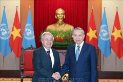 Le secrétaire général du Parti communiste du Vietnam (PCV), To Lam (à droite), reçoit le secrétaire général des Nations Unies, Antonio Guterres. Photo : VNA