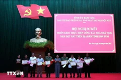 Le président du Comité populaire provincial de Kon Tum décerne des satisfecit à 21 collectifs et 32 individus dans la province de Kon Tum en reconnaissance de leurs contributions exceptionnelles à cette campagne humanitaire nationale, lancée par le Premier ministre.Photo : VNA
