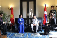 Le vice-président népalais Ram Sahaya Prasad Yadav et son homologue vietnamienne Vo Thi Anh Xuan lors de leur entretien le 24 août à Katmandou. Photo : VNA