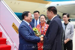 Le Premier ministre Pham Minh Chinh (gauche) est arrivé à Tianjin, entamant sa visite en Chine pour participer à la 16e Réunion annuelle des nouveaux champions du Forum économique mondial (WEF Tianjin 2025) et mener des activités bilatérales. Photo: VNA
