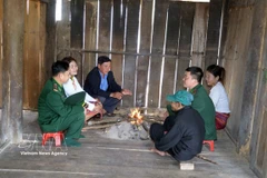 Des gardes-frontières et des chefs de village ont visité chaque foyer Chứt du village de Rào Tre, dans la province de Hà Tĩnh, afin de diffuser des informations sur les élections. (Photo : VNA)