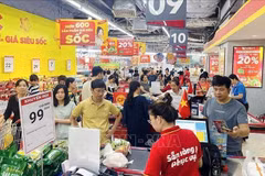 Faire des achats au supermarché Winmart. Photo: VNA