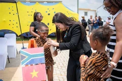 Le Thi Bich Tran, épouse du Premier ministre Pham Minh Chinh, rend visite aux habitants de Tsakane (Afrique du Sud) et leur offre des cadeaux. Photo : VNA