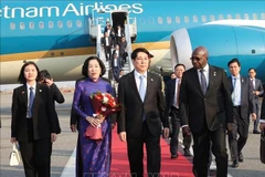 Le président Luong Cuong et son épouse sont arrivés à l'aéroport international Quatro de Fevereiro, entamant leur visite d'État en République d'Angola. Photo: VNA