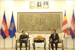 Le chef d'état-major général de l'Armée populaire du Vietnam et vice-ministre de la Défense Nguyên Tân Cuong (gauche) et le président du Parti du peuple cambodgien (PPC) et président du Sénat cambodgien, Samdech Techo Hun Sen. Photo: VNA