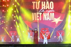 Le spectacle artistique spécial intitulé « Fiers d’être Vietnamiens » s’est tenu dans la soirée du 17 août sur la place du Stade national My Dinh. Photo : VNA