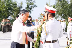 Le secrétaire général du Parti communiste du Vietnam, To Lam, dépose une gerbe de fleurs au site historique et culturel de Bau Rong, dans la province de Tay Ninh. Photo: VNA