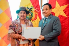 La ministre bolivienne des Affaires étrangères, Celinda Sosa Lunda et l'ambassadeur du Vietnam au Brésil et en Bolivie, Bui Van Nghi. Photo: ambassade du Vietnam