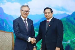 Le Premier ministre Pham Minh Chinh (droite) et le ministre lao des Affaires étrangères, Thongsavanh Phomvihane. Photo : VNA