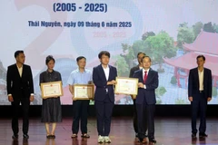 Le Comité populaire provincial de Thai Nguyên remet des satisfecit à 12 collectifs et individus ayant réalisé des résultats exceptionnels dans les activités des affaires étrangères entre Thai Nguyên et Gyeongsang du Nord. Photo : VNA