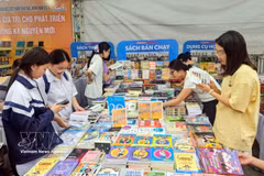 Des expositions et des présentations de livres contribuent à promouvoir la lecture au sein de la communauté. Photo : VNA