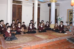 Les clubs de chant Xâm de la commune de Yen Tu constituent des espaces privilégiés où les mélodies anciennes sont conservées, pratiquées et transmises de manière méthodique. Photo : VNA.