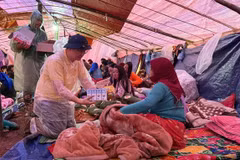 De nombreuses organisations et personnes apportent leur soutien aux populations des zones inondées. Photo: sggp.org.vn
